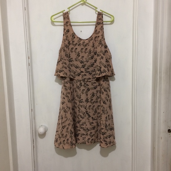 Label removed woman’s 19” pit to pit flounce dress - Picture 2 of 2